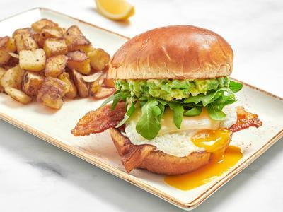 An over-easy, cage-free egg with bacon, Gruyere cheese, fresh smashed avocado, mayo and lemon-dressed arugula on a brioche bun. Served with a side of fresh, seasoned potatoes.