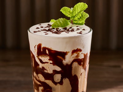 Chocolate and mint topped with a sweet cream cold foam and mini Ghirardelli dark chocolate chips.