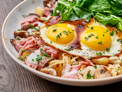 Shaved tender prime rib and house-roasted onions and mushrooms tossed with freshly seasoned potatoes and topped with two over-easy cage-free eggs, Monterey Jack, lemon-dressed arugula, a rich demi-glace sauce and a drizzle of horseradish aioli.